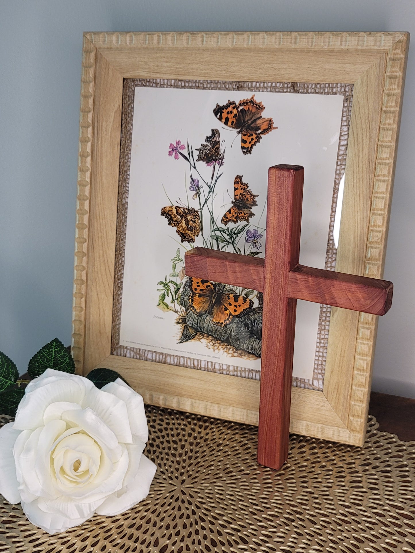 Small Cedar Cross 6 in x 9 in